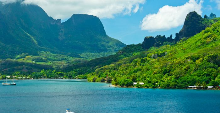 Charter a yacht in beautiful Moorea