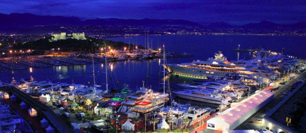 Charter a yacht in Antibes