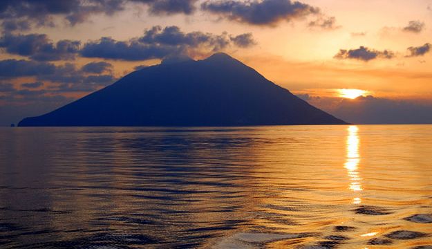 Chartering a yacht to Vulcano Island in the Aeolian Islands