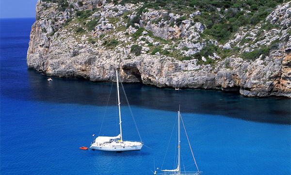 The pleasure of a sailing charter
