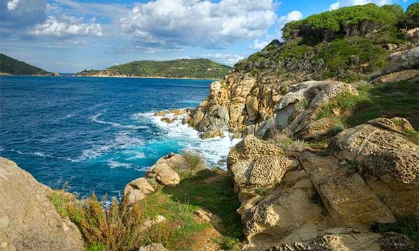 Chartering a boat on the dramatic coastline of the island of Elba