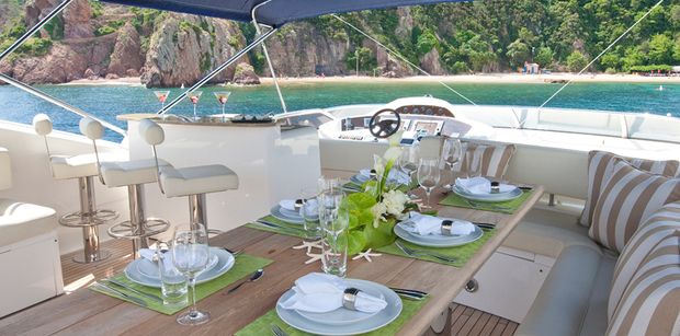 Flybridge dining