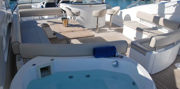 Yacht WINNING STREAK -  Flybridge Jacuzzi