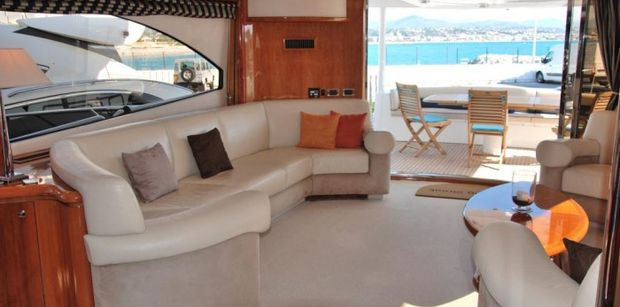 Yacht WINNING STREAK -  Salon looking Aft