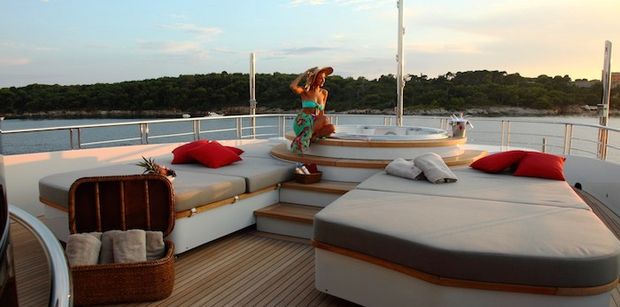 2ladiessundeckjacuzzi