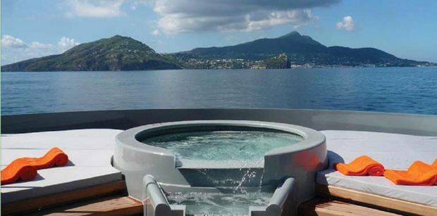 seaforceonedeckjacuzzi