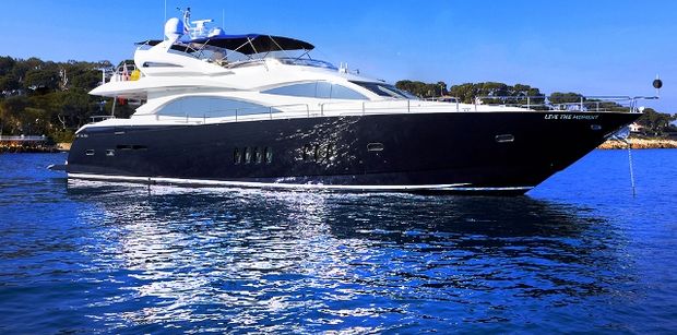 Yacht Live the Moment - Main