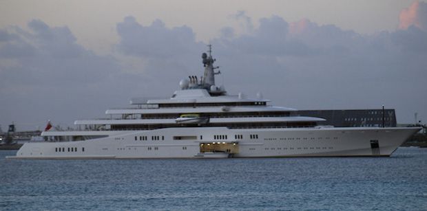Eclipse_yacht_landing_boat
