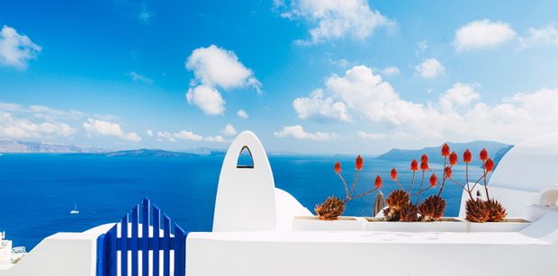 Recognisable_white_buildings_of_Greece_overlooking_the_sea_995_1980