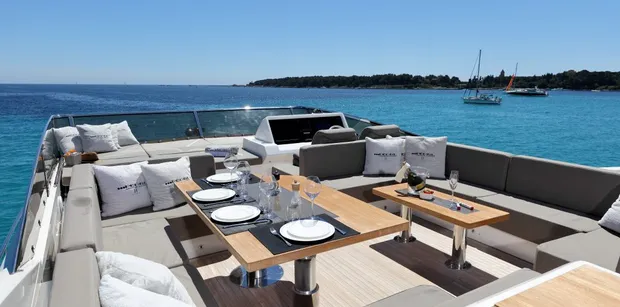 SUMMER BREEZE Pearl 75 Sundeck Alfresco Dining