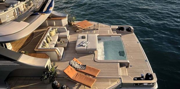 REBECA Benetti Oasis 40 Beach Club