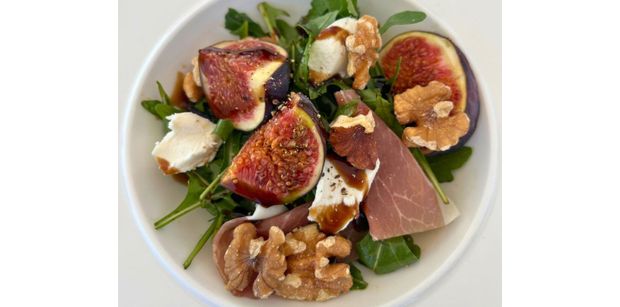 Salad plate with figs and walnuts