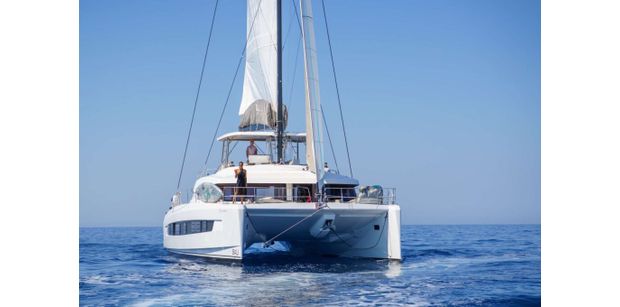 FARBEN cruising with full sails