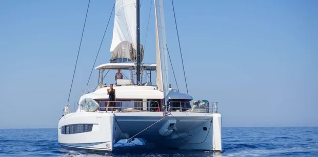 FARBEN cruising with full sails