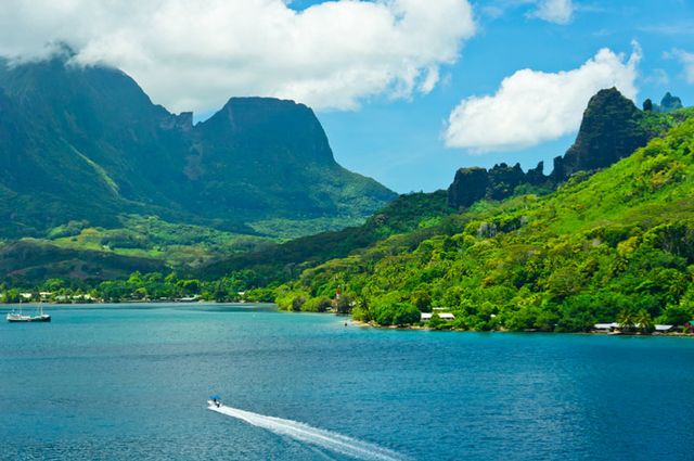 Charter a Yacht in Moorea