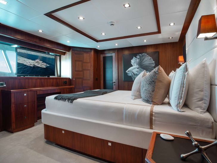 ABOUT TIME Sunseeker Cabin