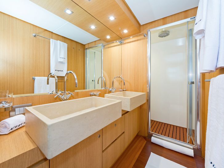 ALEGRIA - San Lorenzo 82,master cabin bathroom