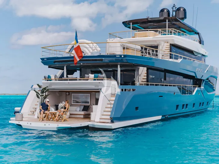 AMORE Numarine 37 XP - beach club AMORE Numarine 37 XP - beach club