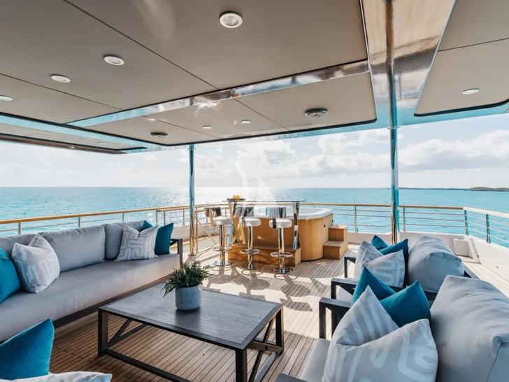 AMORE Numarine 37 XP - sundeck bar lounge AMORE Numarine 37 XP - sundeck bar lounge