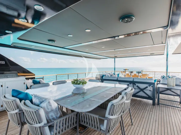 AMORE Numarine 37 XP - sundeck dining area AMORE Numarine 37 XP - sundeck dining area