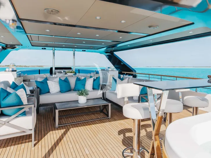 AMORE Numarine 37 XP - sundeck lounge AMORE Numarine 37 XP - sundeck lounge