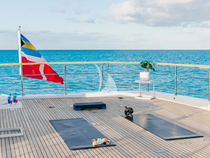AMORE Numarine 37 XP - sundeck yoga area AMORE Numarine 37 XP - sundeck yoga area
