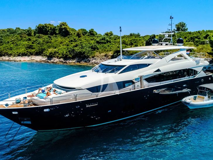ARAGO Sunseeker 34m - anchored ARAGO Sunseeker 34m - anchored