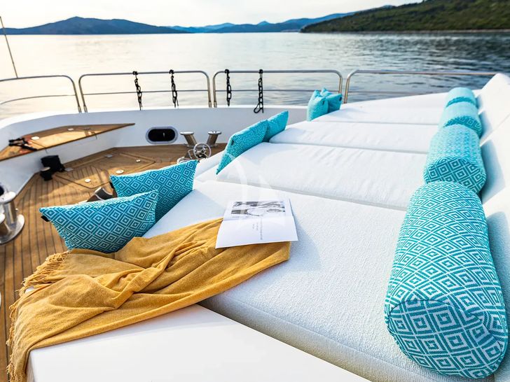 ARAGO Sunseeker 34m - foredeck cushioned sunbeds ARAGO Sunseeker 34m - foredeck cushioned sunbeds