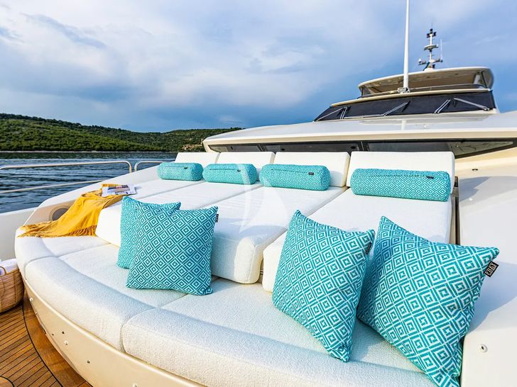 ARAGO Sunseeker 34m - foredeck sunbathing area ARAGO Sunseeker 34m - foredeck sunbathing area