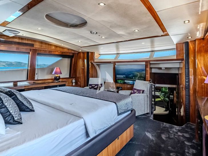 ARAGO Sunseeker 34m - master cabin bed ARAGO Sunseeker 34m - master cabin bed