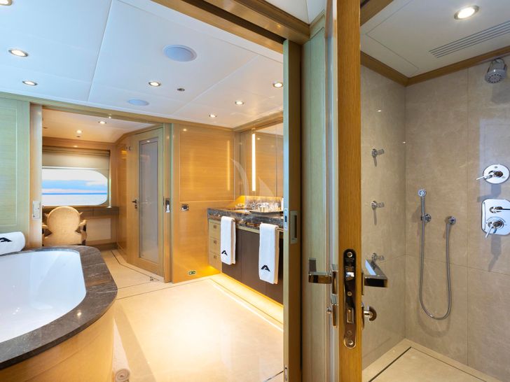 AUDACES - Sunrise Yacht 147,master cabin bathroom