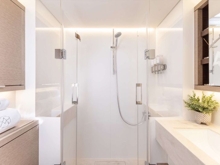 AURA Lagoon 65 - VIP cabin 1 bathroom AURA Lagoon 65 - VIP cabin 1 bathroom