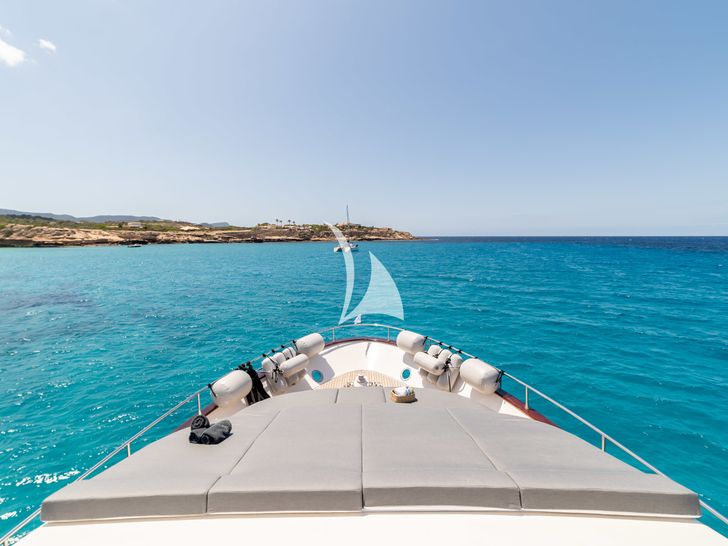 B3 Astondoa 90 Bow Sunbathing B3 Astondoa 90 Bow Sunbathing
