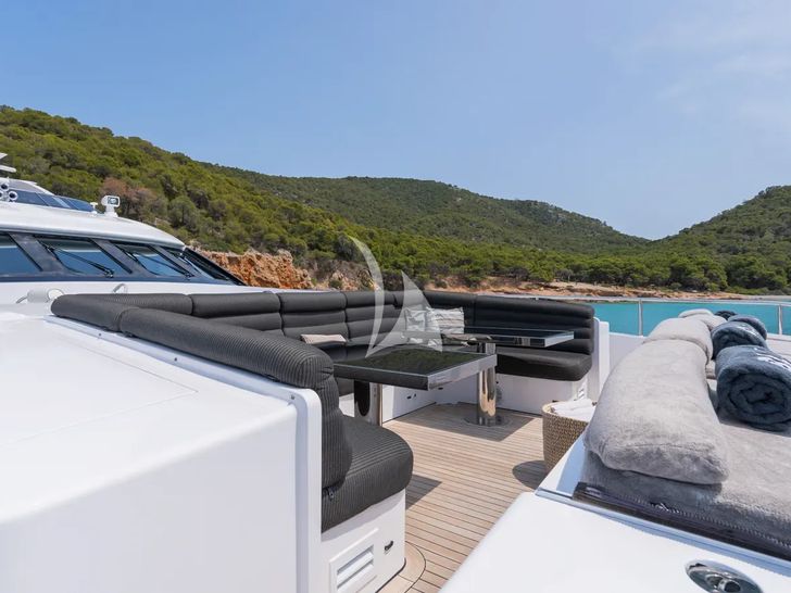 BLISS Heesen 44m - foredeck lounge and sunbathing area BLISS Heesen 44m - foredeck lounge and sunbathing area