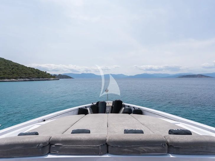 BLISS Heesen 44m - foredeck BLISS Heesen 44m - foredeck