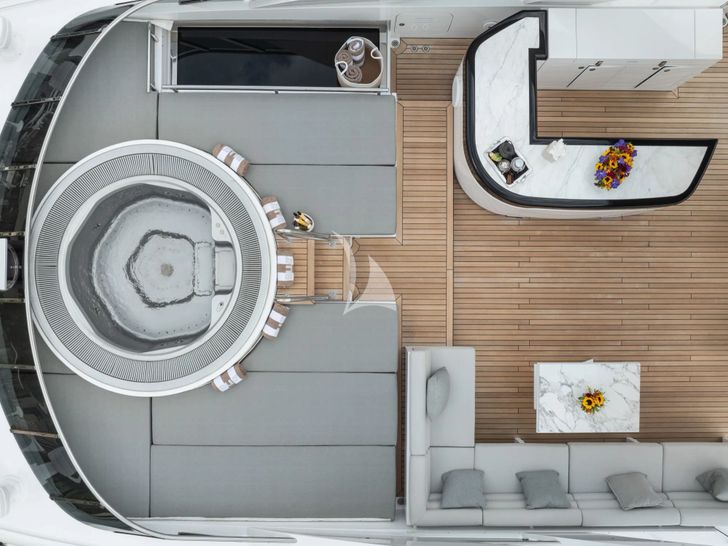 BLISS Heesen 44m - sun deck jacuzzi BLISS Heesen 44m - sun deck jacuzzi