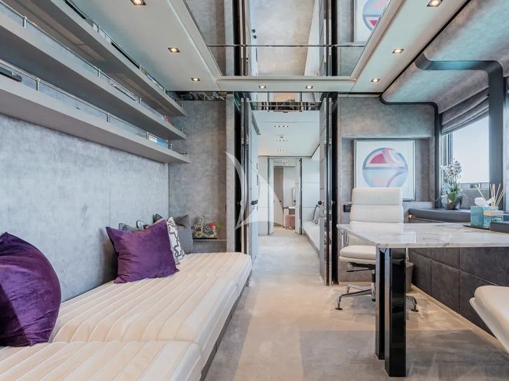 BLISS Heesen 44m - master cabin office BLISS Heesen 44m - master cabin office