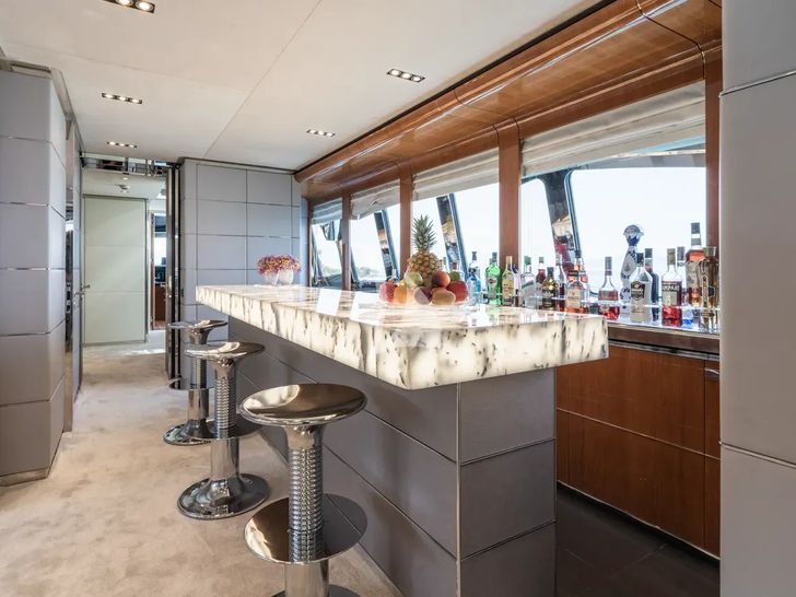 BLISS Heesen 44m - sky lounge bar BLISS Heesen 44m - sky lounge bar