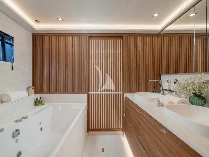 CAPRI Fountaine Pajot Thira 80 - master cabin bathroom CAPRI Fountaine Pajot Thira 80 - master cabin bathroom