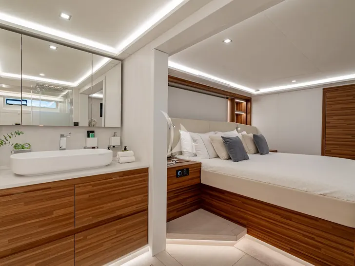 CAPRI Fountaine Pajot Thira 80 - VIP cabin 1 bed and bathroom CAPRI Fountaine Pajot Thira 80 - VIP cabin 1 bed and bathroom