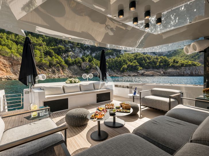 DHAMMA II Arcadia 85 - aft deck seating DHAMMA II Arcadia 85 - aft deck seating