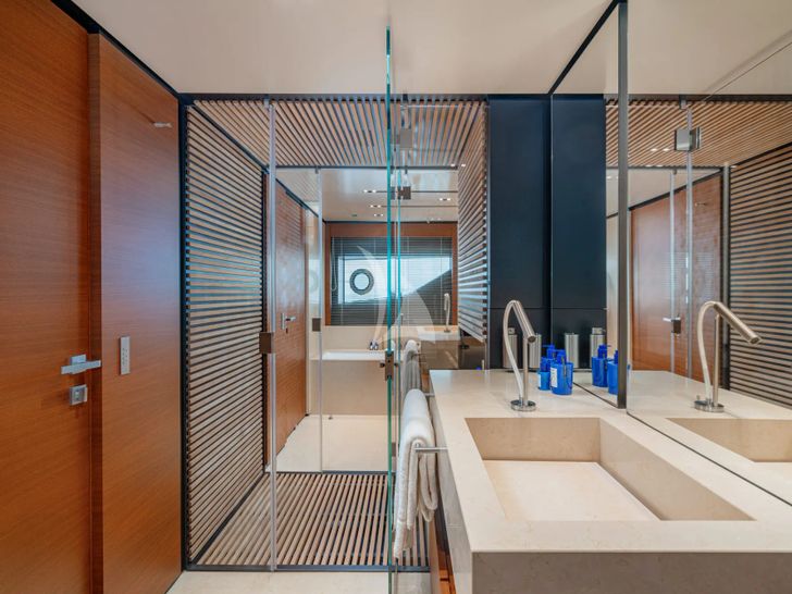 DIANA II Ferretti Master Ensuite DIANA II Ferretti Master Ensuite