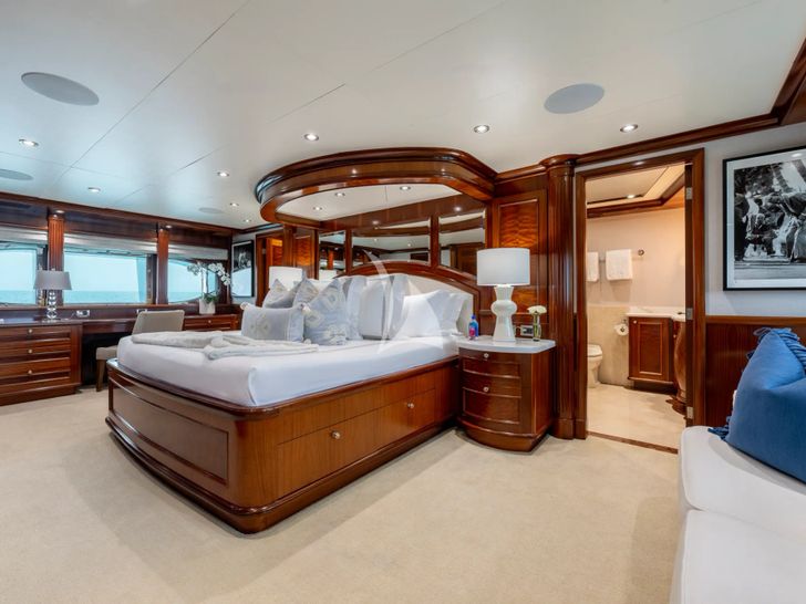 FAR FROM IT Richmond 142 - master cabin king bed FAR FROM IT Richmond 142 - master cabin king bed