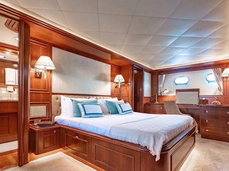 IMAGINE Ferretti Custom Line Navetta 30 - VIP cabin 1 IMAGINE Ferretti Custom Line Navetta 30 - VIP cabin 1