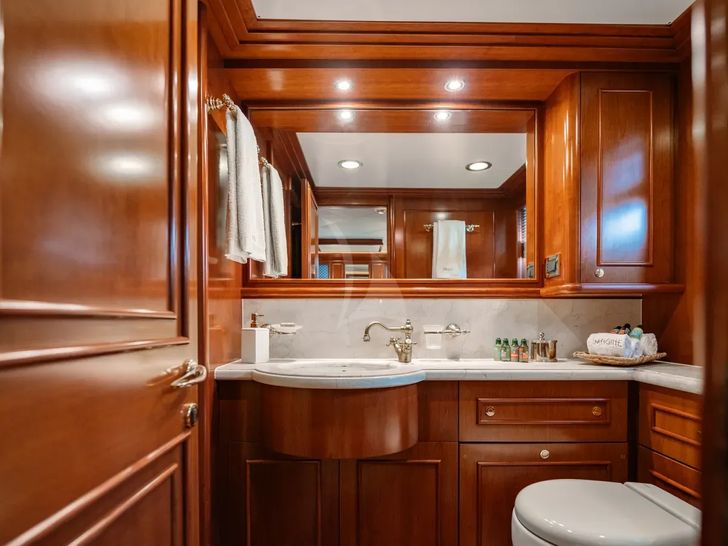 IMAGINE Ferretti Custom Line Navetta 30 - VIP cabin 2 bathroom IMAGINE Ferretti Custom Line Navetta 30 - VIP cabin 2 bathroom