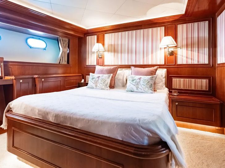 IMAGINE Ferretti Custom Line Navetta 30 - VIP cabin 2 IMAGINE Ferretti Custom Line Navetta 30 - VIP cabin 2