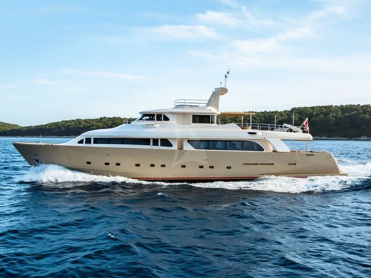 IMAGINE Ferretti Custom Line Navetta 30 - cruising side profile IMAGINE Ferretti Custom Line Navetta 30 - cruising side profile