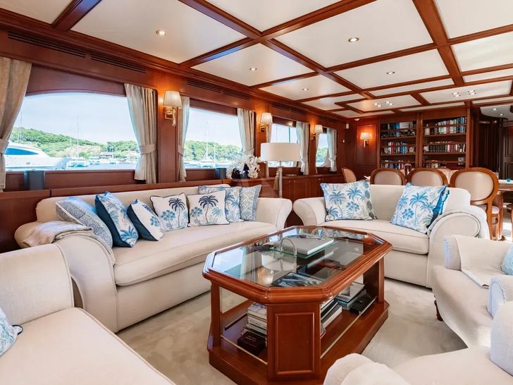 IMAGINE Ferretti Custom Line Navetta 30 - main saloon IMAGINE Ferretti Custom Line Navetta 30 - main saloon