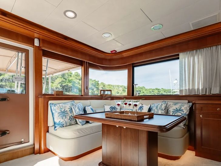 IMAGINE Ferretti Custom Line Navetta 30 - sky lounge with cocktails IMAGINE Ferretti Custom Line Navetta 30 - sky lounge with cocktails