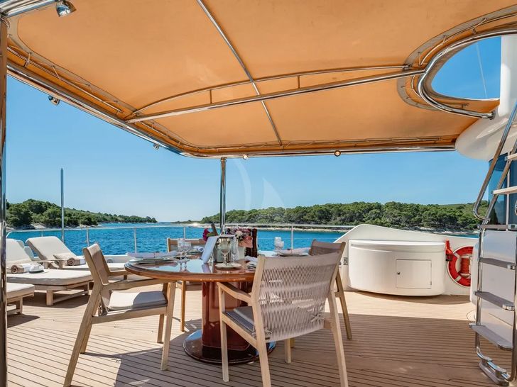 IMAGINE Ferretti Custom Line Navetta 30 - sun deck aft IMAGINE Ferretti Custom Line Navetta 30 - sun deck aft